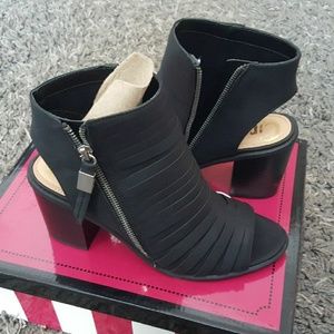 Kesler, black Circus by Sam Edelmam sz 9